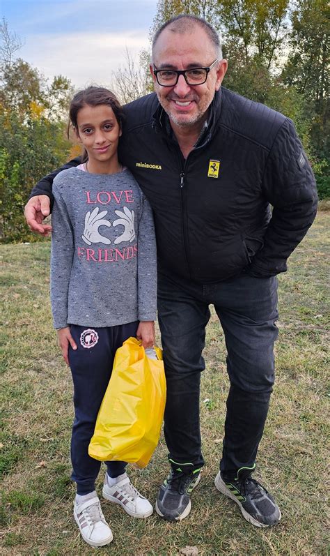 Štastný pitbulteriér v rodinnom prostredí