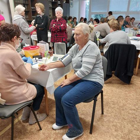 Starší ľudia vykonávajúci rôzne záujmové činnosti v dennom centre