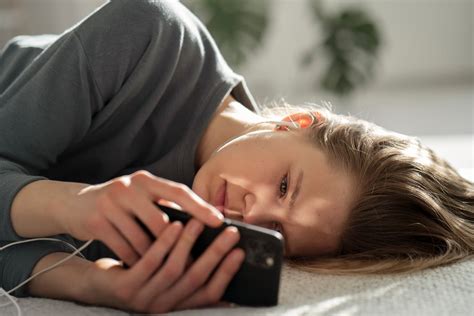 Ilustrácia znázorňujúca sociálnu izoláciu spôsobenú nadmerným používaním mobilných telefónov