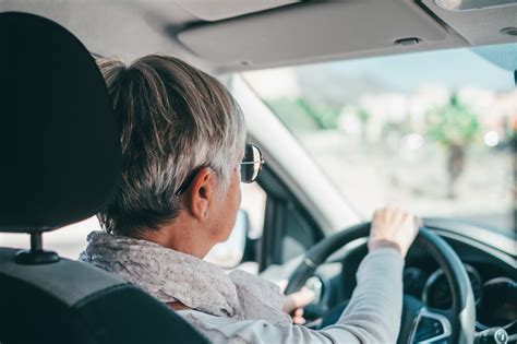 Vodička seniorka pri šoférovaní