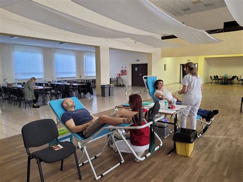 senior cvičiaci na podložke