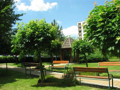 Zrekonštruovaná budova Zariadenia pre seniorov Zobor a rozľahlý park