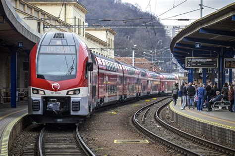 Rakúska železničná stanica a vlak ÖBB