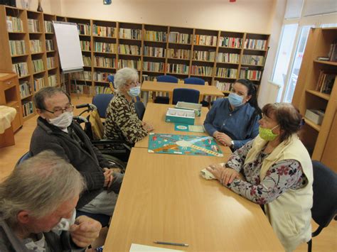 Seniori na spoločenskej akcii v zariadení