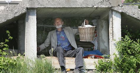 Človek bez domova v meste