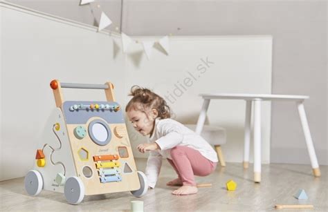 Ilustrácia seniora s chodítkom