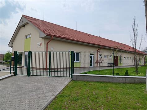 Pohľad na exteriér zariadenia pre seniorov v zelenej lokalite