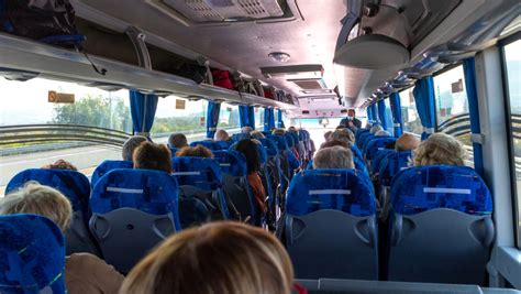 Ilustrácia: Senior prikladajúci kartu k čítačke v autobuse