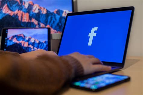 Ikona Facebooku so šípkami naznačujúcimi aktualizáciu
