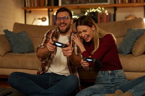 Seniori hrajúci exergames na hernej konzole