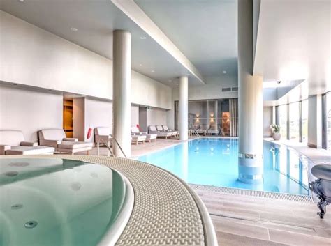 Fotografia interiéru moderného wellness centra s bazénom a relaxačnými zónami