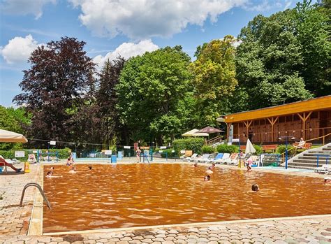 termálne kúpalisko s relaxačným bazénom
