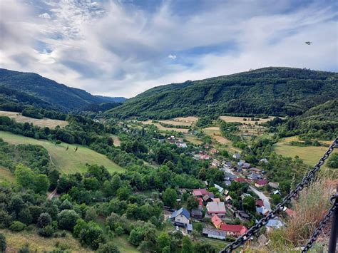 pohľad na obec Vaľkovňa a okolitú prírodu Horehronia
