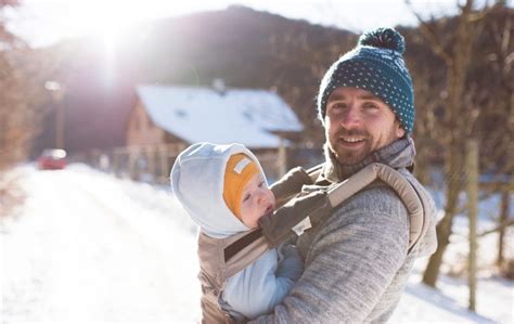 Otec s dieťaťom v nosiči