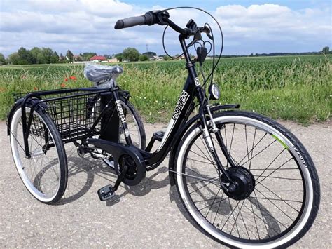 Ilustračná fotografia seniora na elektrickej trojkolke