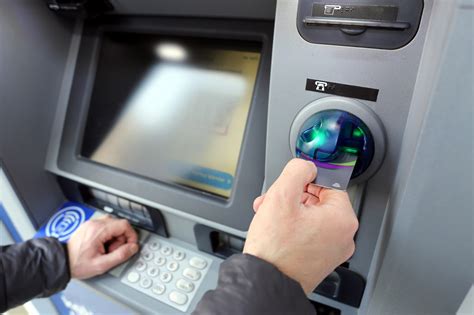 Ilustrácia seniora používajúceho bankomat