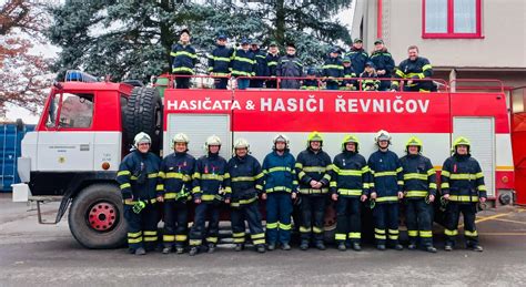 hasiči pomáhajú seniorom