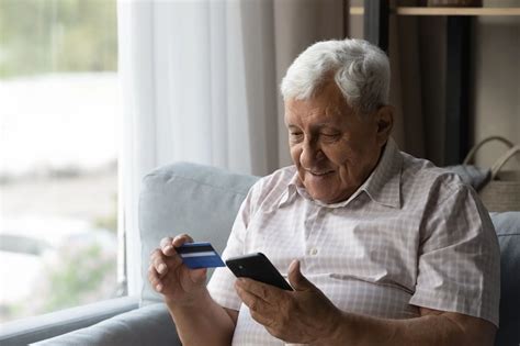 senior nakupujúci so zľavovou kartou