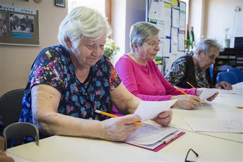 Seniori pri tvorivej činnosti v spoločenskej miestnosti