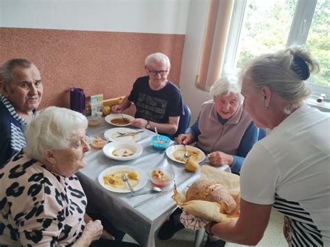 seniorí pri spoločnej práci