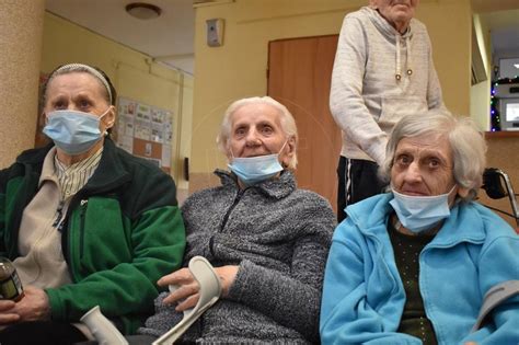 Ilustračná fotografia spokojných seniorov v zariadení