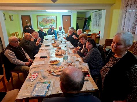 Ilustrácia seniorov v spoločnosti