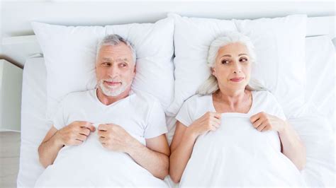 Dvojica seniorov sediaca na posteli