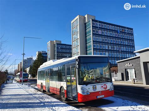 Autobusová zastávka so zelenou strechou v Žiari nad Hronom