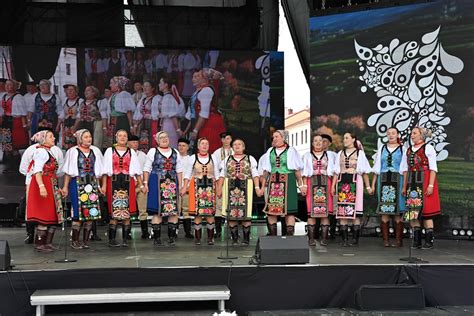 Skupina seniorov v tradičných krojoch tancujúcich slovenský ľudový tanec