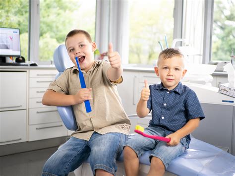 Zubný lekár pri práci, špeciálny pedagóg s dieťaťom