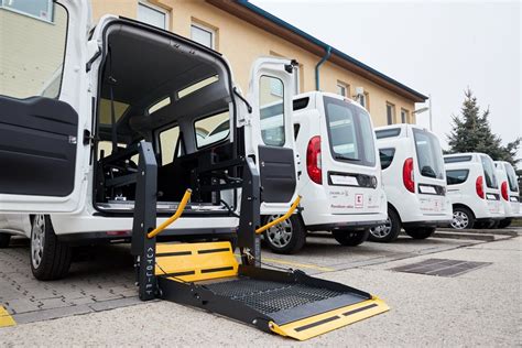 Elektrohydraulická plošina pre vozičkárov v automobile