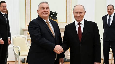 Starí priatelia sa objímajú na stretnutí triedy