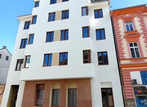 Budovy s fasádou a mestské ulice s parkom