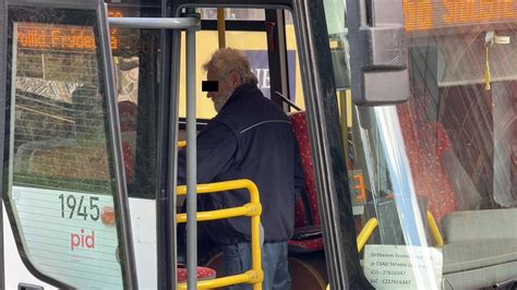 Ilustračná fotografia dôchodcu nastupujúceho do autobusu MHD