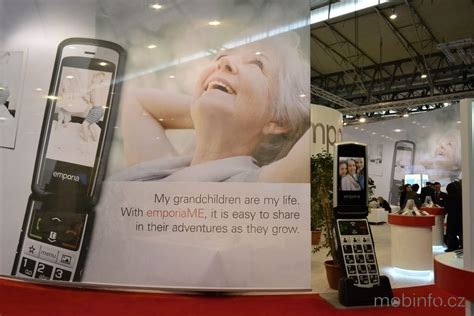 Senior používa dotykový mobil