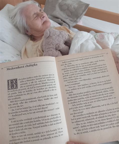 Starší dospelí v ošetrovateľskom dome s ošetrovateľským personálom