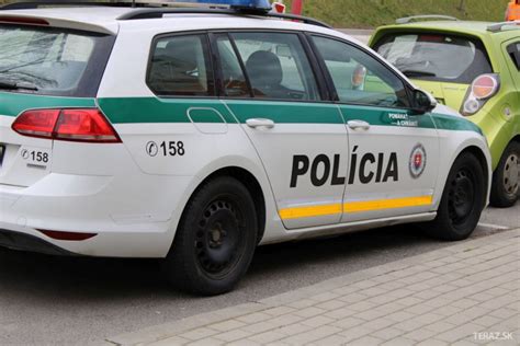 Policajti v služobnej uniforme s pozadím policajného auta