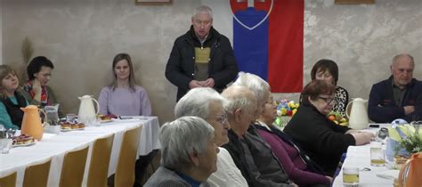 Senior rozprávajúci sa s opatrovateľkou pri šálke čaju