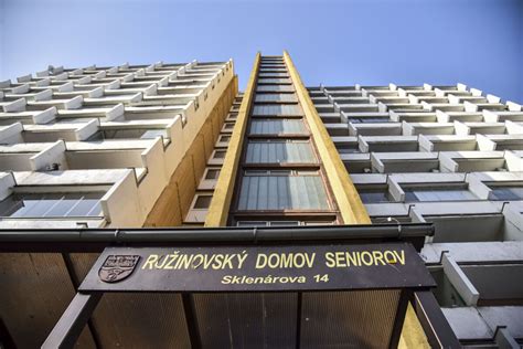 Exteriér budovy Ružinovského domova seniorov na Sklenárovej ulici