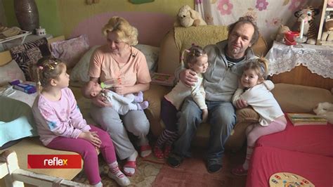 Rodina v núdzi s myšlienkou na štátnu pomoc pri bývaní