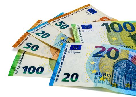 Ruky držiace bankovky a mince