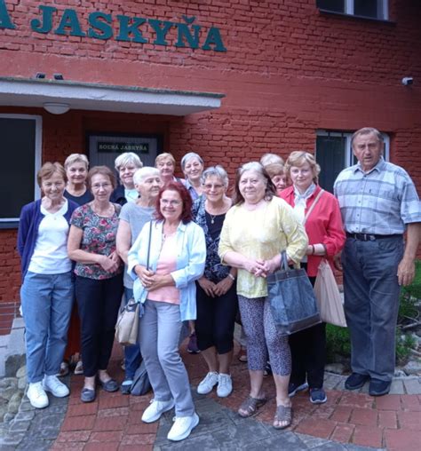 Skupina seniorov zúčastňujúca sa kultúrnej aktivity