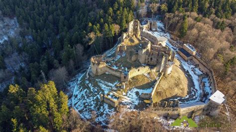 Skupinová fotografia seniorov počas výletu na Zborovský hrad