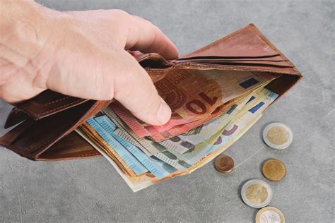 Schéma zobrazujúca tok peňazí pri pôžičke jedného z manželov