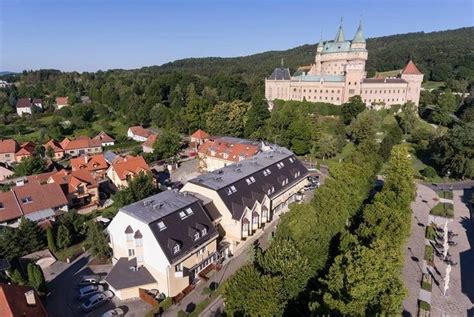 Panoramatický pohľad na Kúpele Bojnice s Turzovým domom a Bojnickým zámkom
