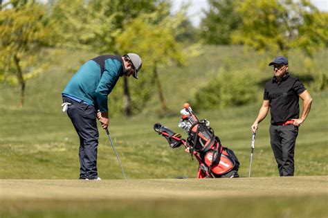 Senior hrajúci golf