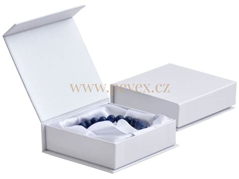 pamäťová krabička s predmetmi pripomínajúcimi minulosť