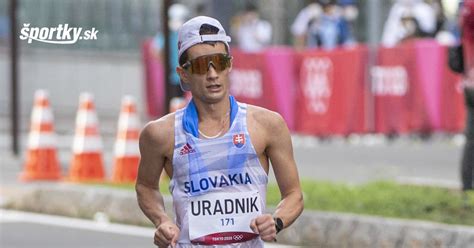 úradník spracúvajúci dáta o poistencoch