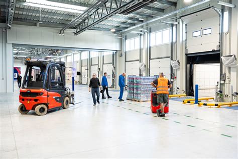 Skladové práce a logistika