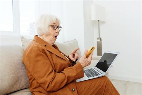 Seniori používajúci počítač na online zoznamovanie